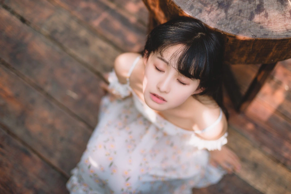 黄暄婷饰演张安娜身穿娘惹传统服饰 眼神阴冷与甜美面相形成反差