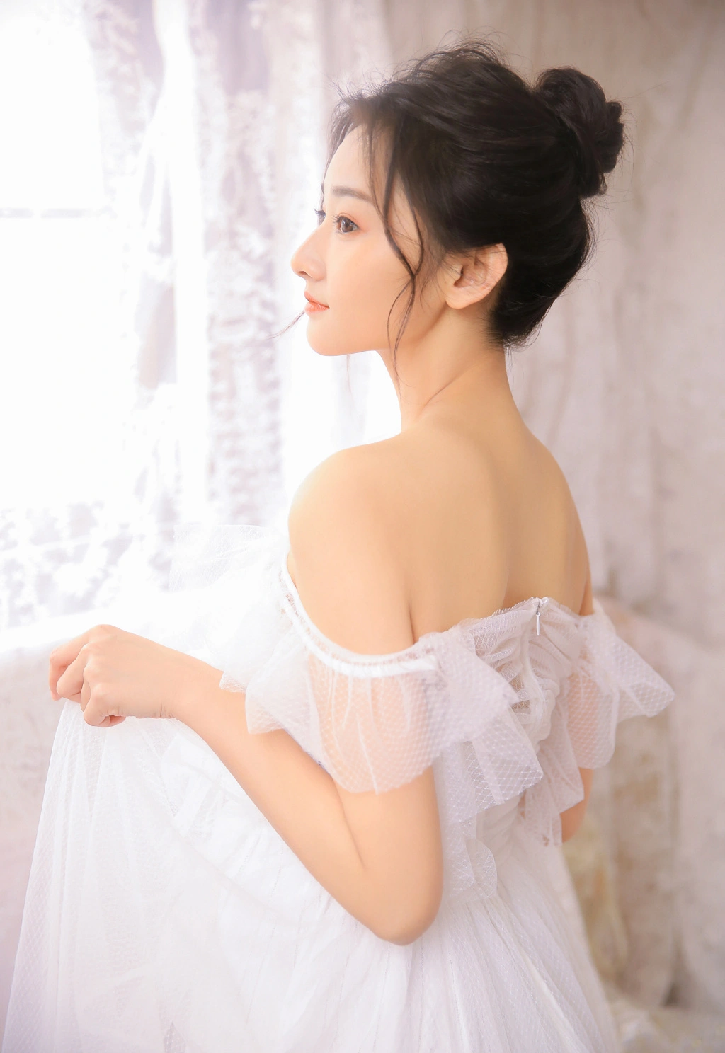《异界冒险王》动画海报，主角团站位混乱，背景颜色刺眼