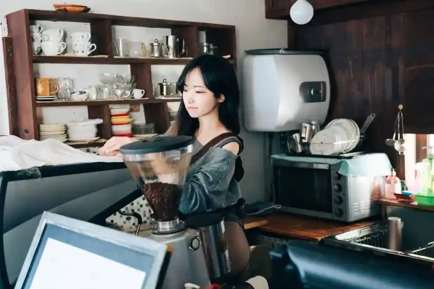 剧中的一场精彩追逐戏画面
