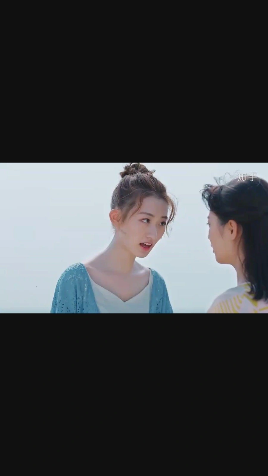 监控画面中一名男子跳入沼泽溅起水花，远处可见鳄鱼游动