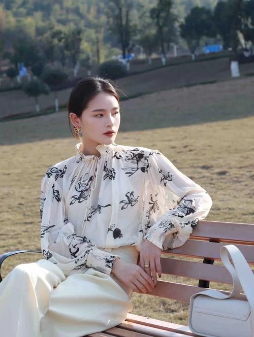 《功夫女足》正片剧照,女主角训练时凌空倒立踢球瞬间