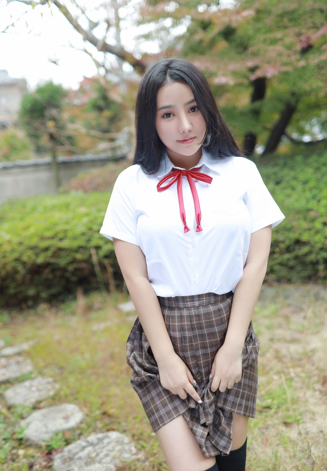 隆基绿能BC电池与储能一体机在展会的名场面剧照，背景为双面发电组件与储能柜