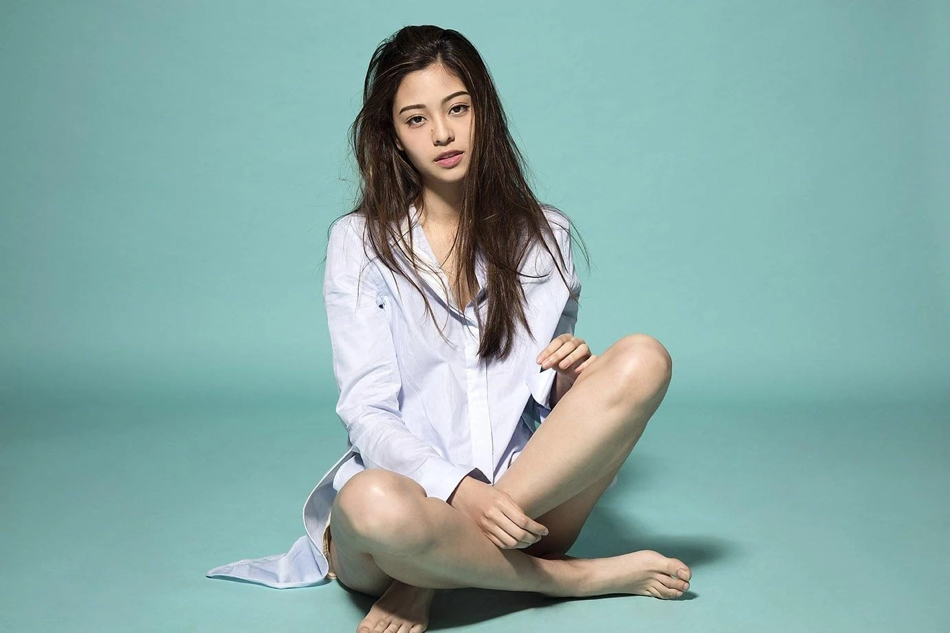 电影《监狱来的妈妈》剧照：女主角在监狱铁窗前凝望，眼神充满绝望与挣扎