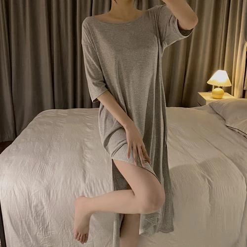 美剧《暗流涌动》剧照,主角表情紧张,背景是未知实验室