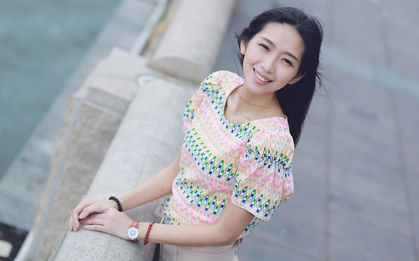《深海迷踪》与《打工人的春天》海报对比:悬疑风格与职场轻喜剧形成鲜明反差