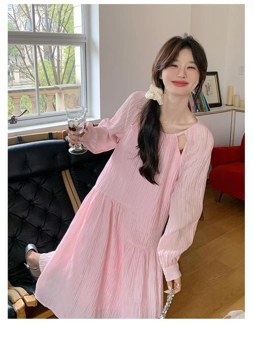 《风流一代》女主角小丽在雨中的关键镜头剧照