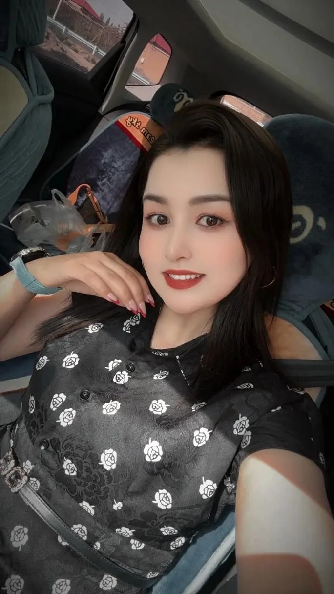 李七月在江西稻田中手持话筒录制《大地讲堂》的现场剧照