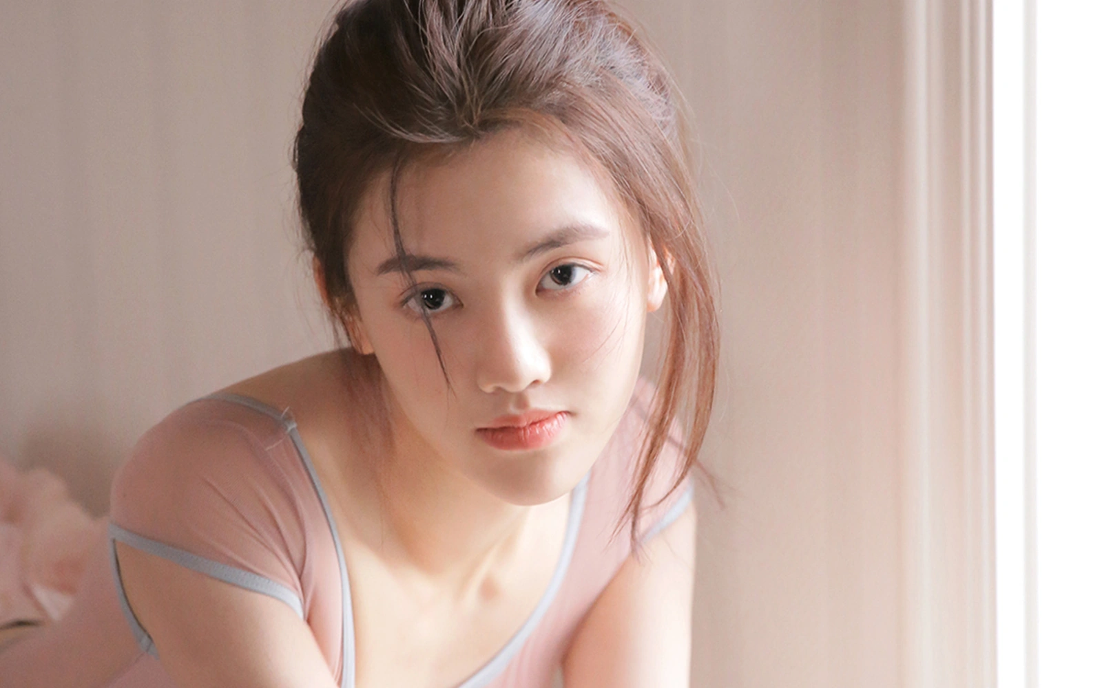 李七月在2026年银龄之春晚会后台与老人互动的花絮照片