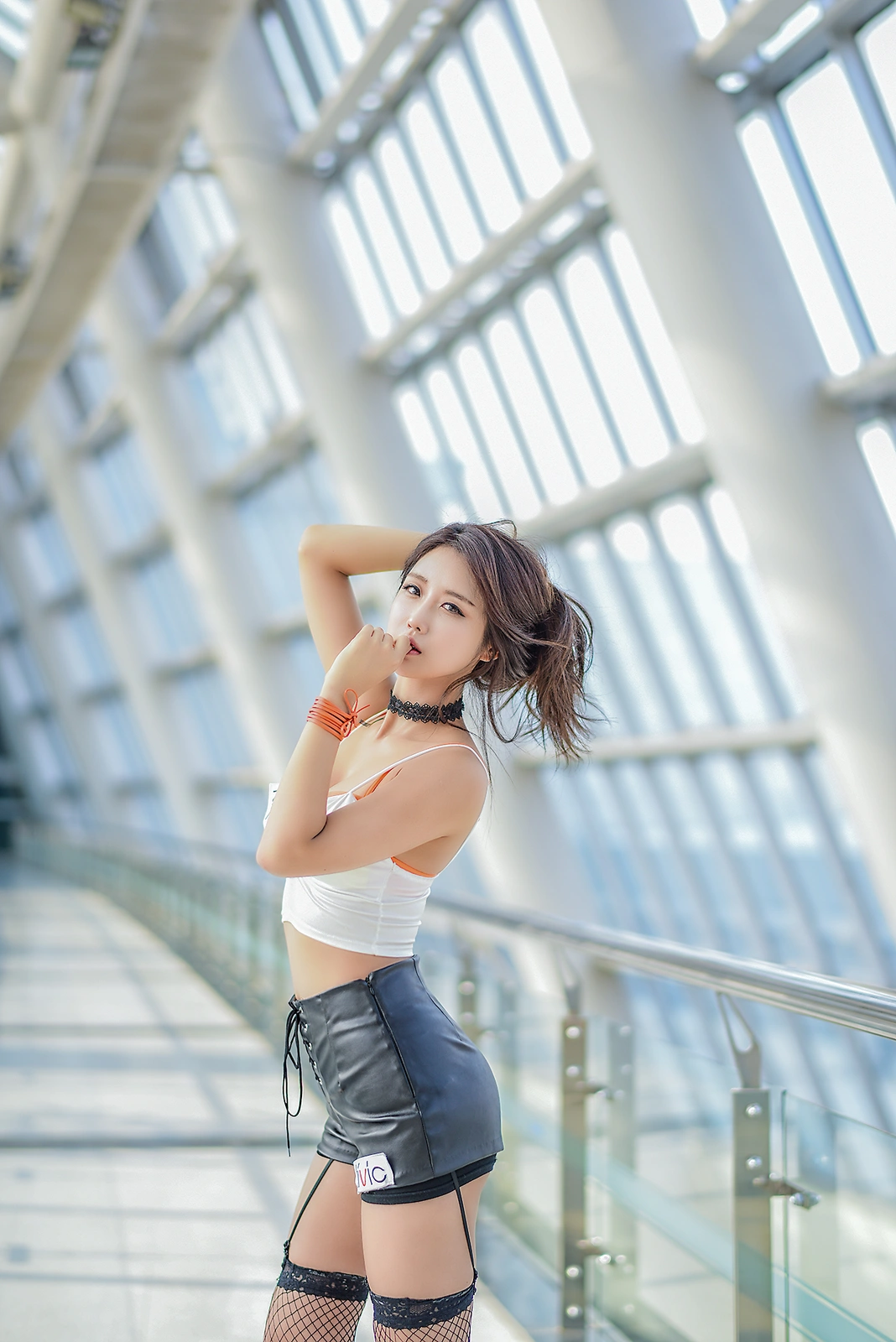 SK海力士纳斯达克上市仪式海报,背景为AI芯片结构图与华尔街交易屏幕