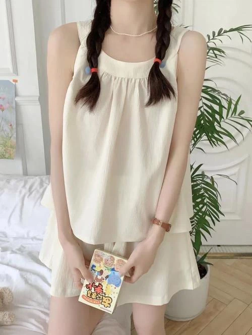 电影正片剧照：主角在海战场景中举剑指挥