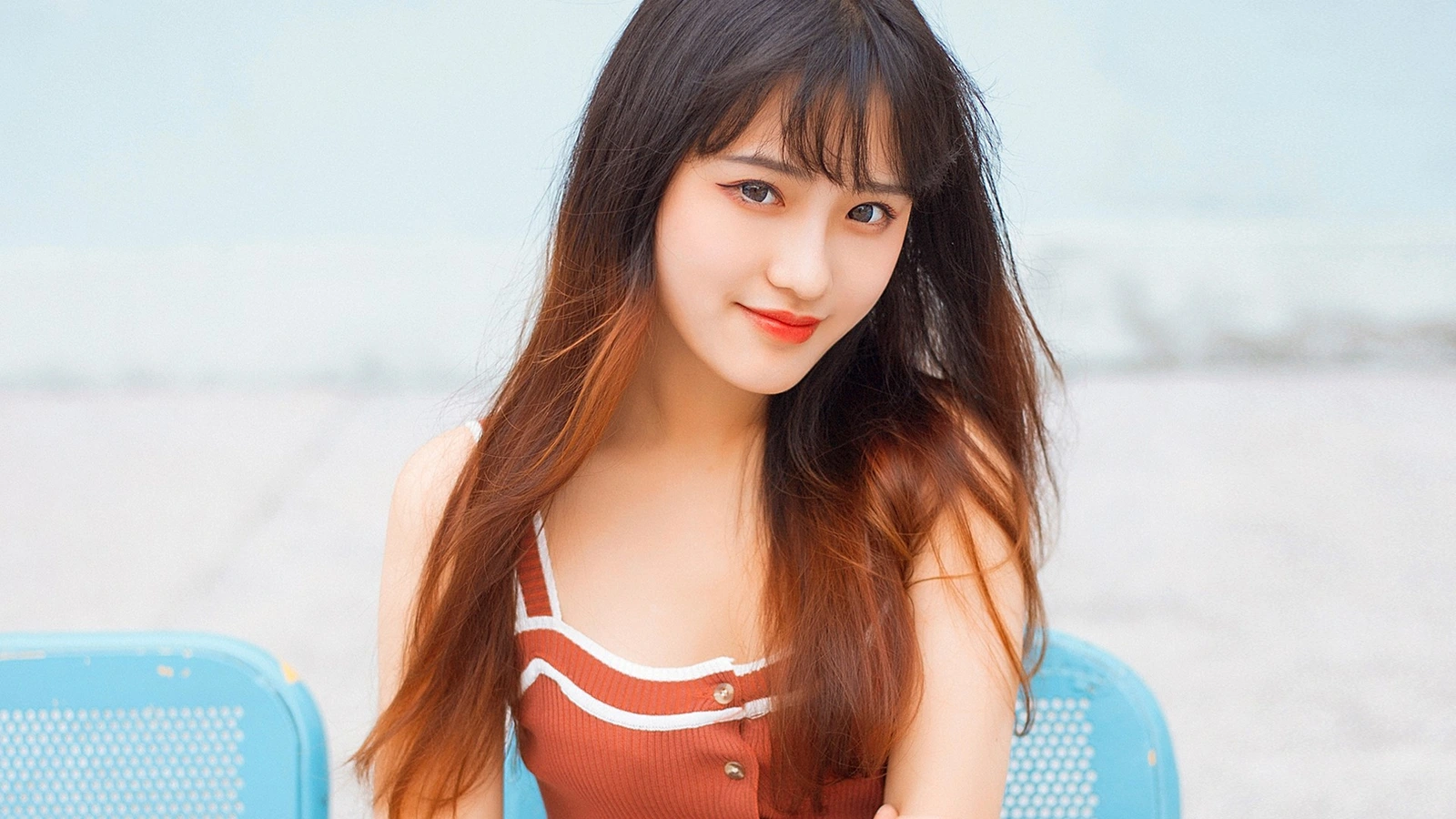 毛晓彤森林雨中撑伞随拍 少女感十足如何炼成
